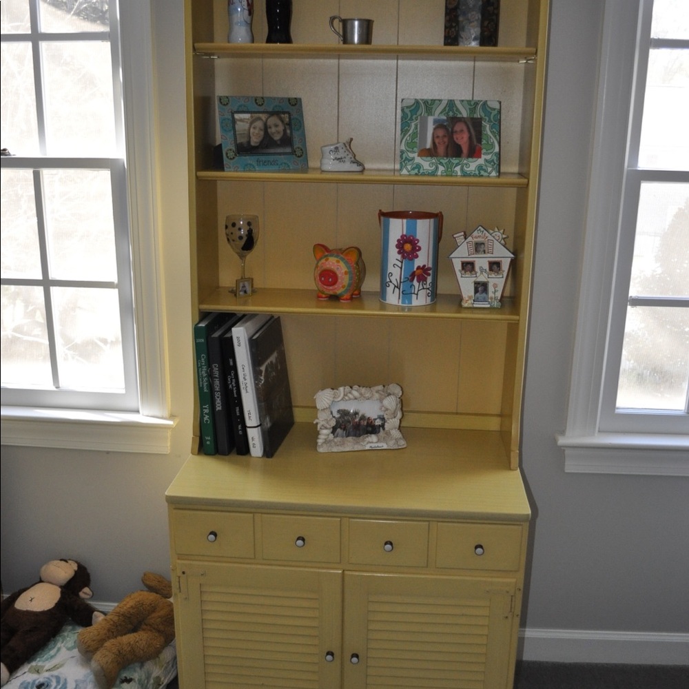 Ethan Allen used 7 piece yellow furniture set.